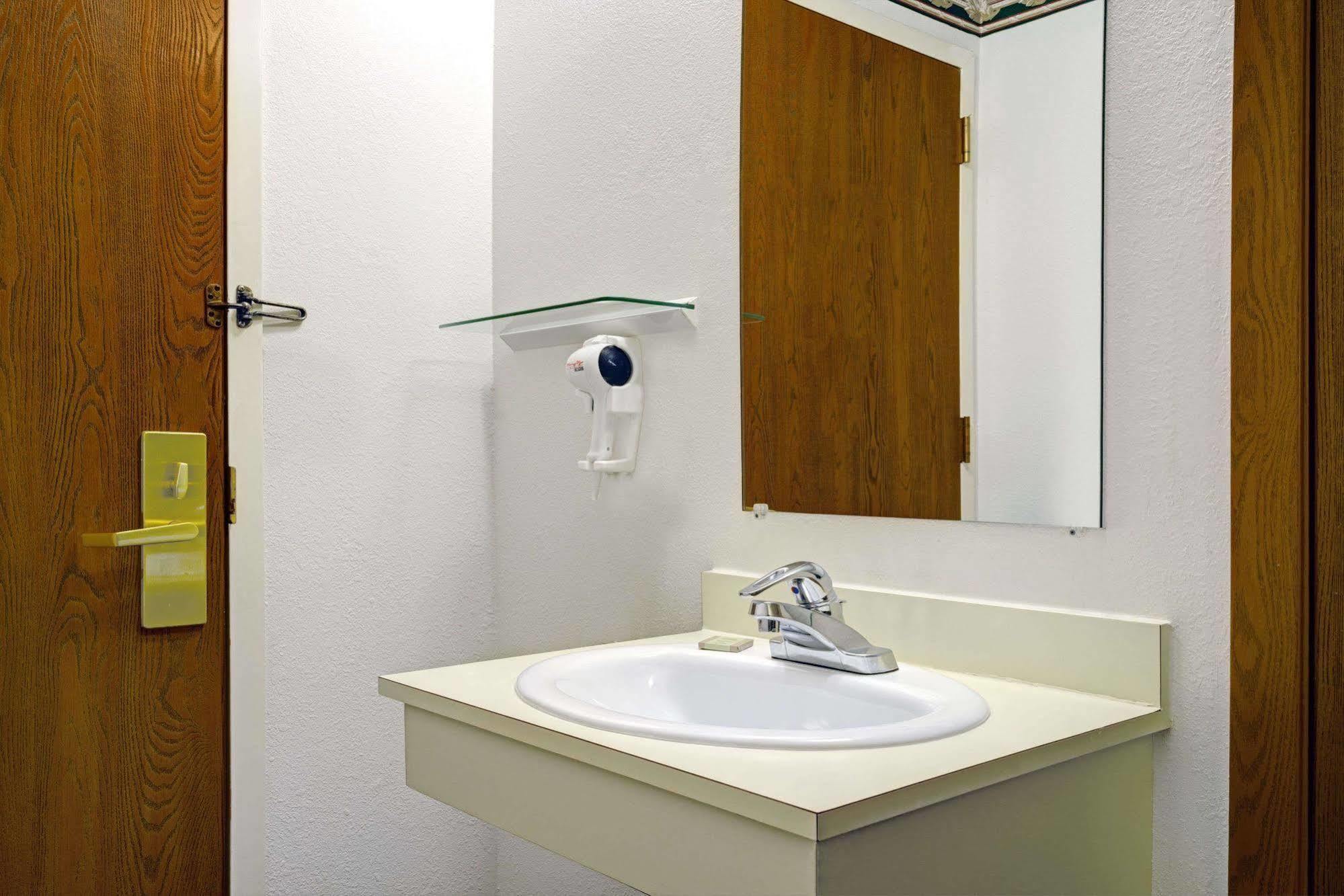Super 8 By Wyndham Chaska Hotel Ngoại thất bức ảnh